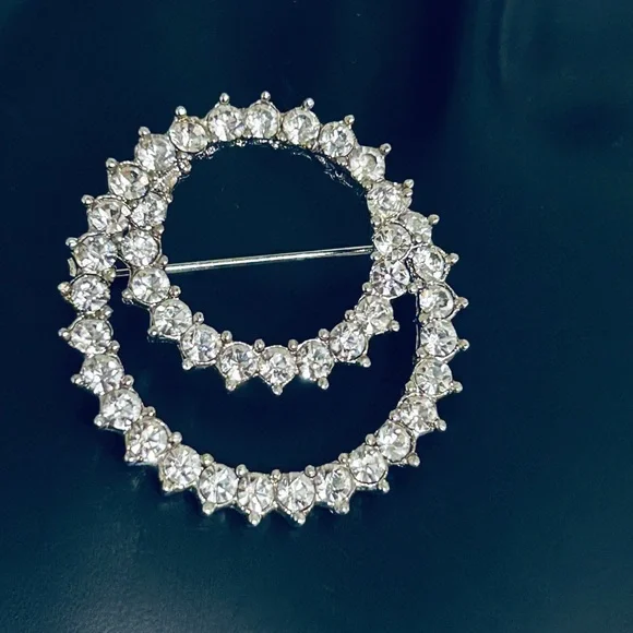 Vintage Clear Crystal Rhinestone Wreath Brooch Pin - Picture 5 of 12